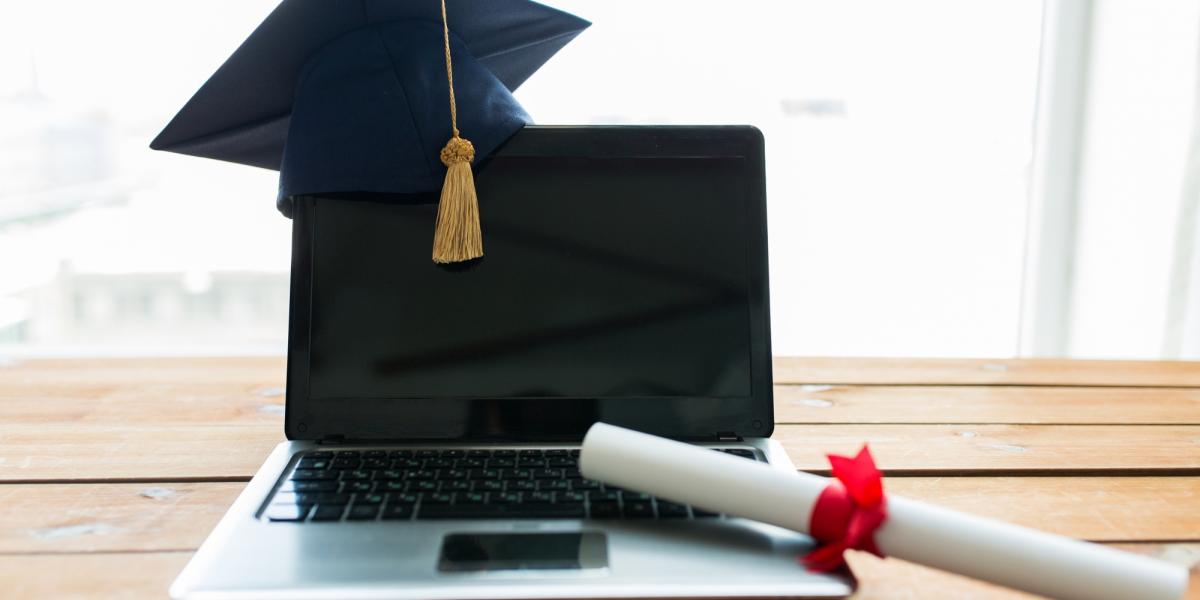 Law Students Thanked for Community Legal Service During Graduation